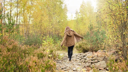 Kvinner går på sti i skogen
