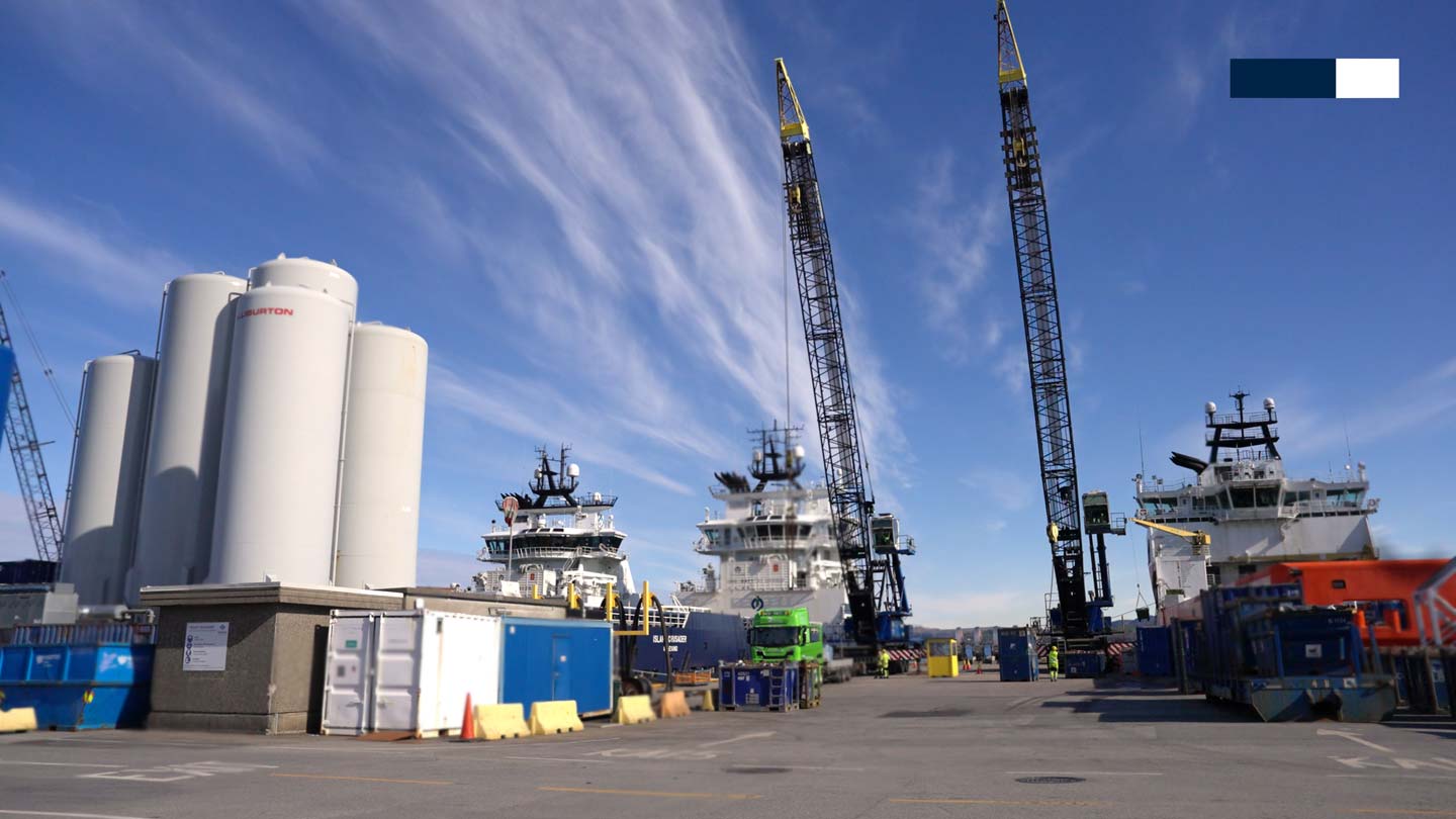 Blå himmel på havna til NorSea