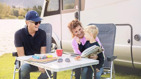 Barn på camping med besteforeldre