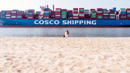 Cosco skip med last i Hamburg