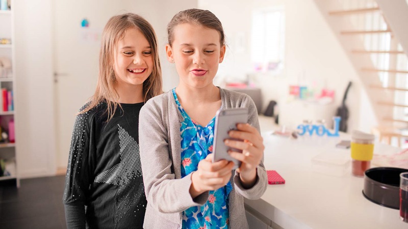 Jenter tar selfie med mobiltelefon
