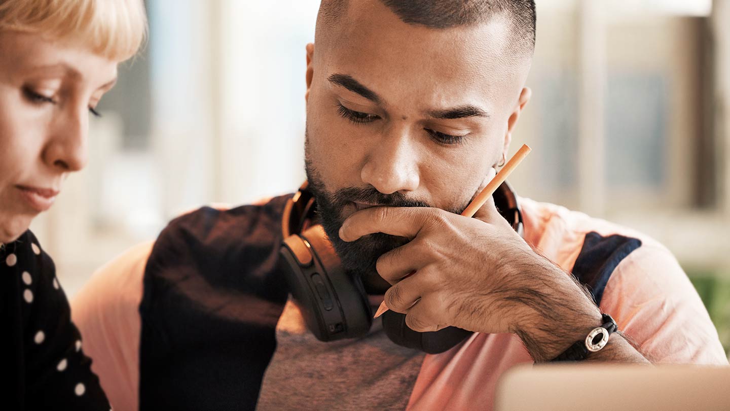 Mann og kvinne ser på skjerm sammen