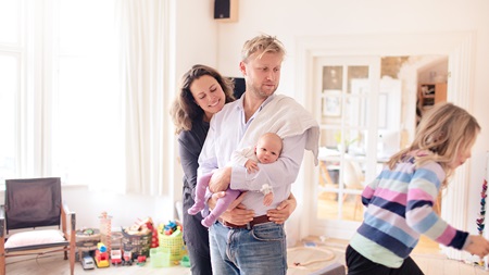 Familie med nyfødt baby
