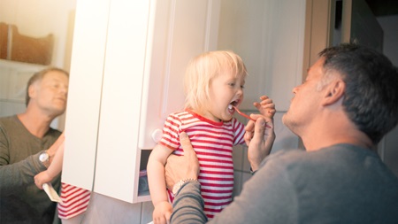 Far pusser tenner på datter