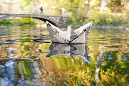 Papirbåt flyter på vannet