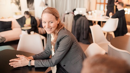 Dresskledd kvinne i møte